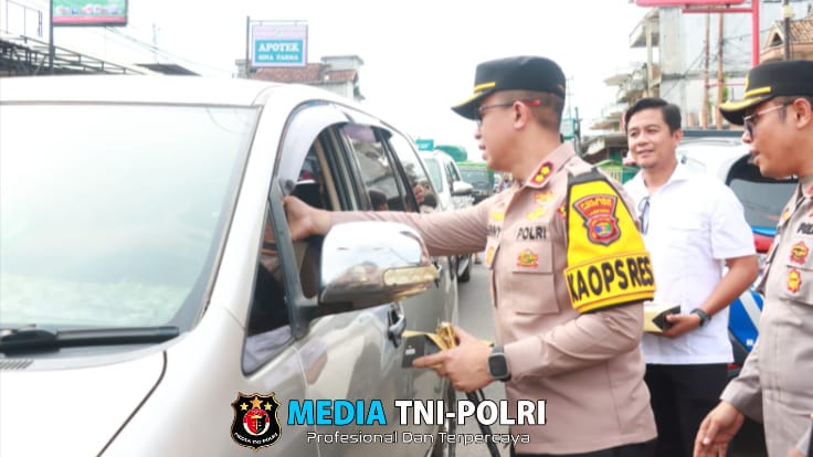Kapolres Lampung Timur Bagikan Takjil sebagai Wujud Kepedulian terhadap Pengendara Mudik Lebaran