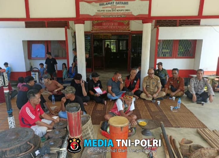 Dukung Pelestarian Budaya, Kanit Binmas Polsek Sengah Temila Hadiri Latihan Naik Dango