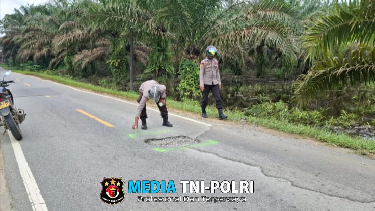 Anggota Polsek Menjalin Berikan Tanda Pada Lubang Dijalan, Upaya Hindarkan Pengendara Dari Kecelakaan