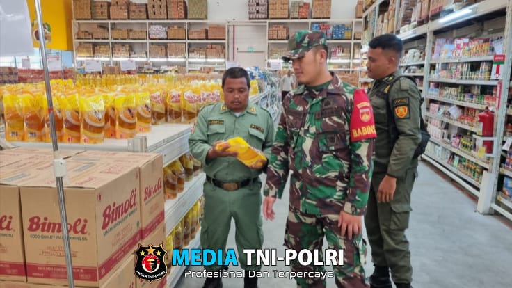 Babinsa Tipes Sidak Harga Sembako di Grosir Lotte Mart