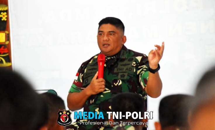 Dandim 1707/Merauke Memberikan Bingkisan dan THR Kepada Seluruh Anggota