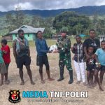 TNI Berbagi Semangat Olahraga di Kampung Gigobak Sinak, Satgas TNI Donasikan Sarana Olahraga