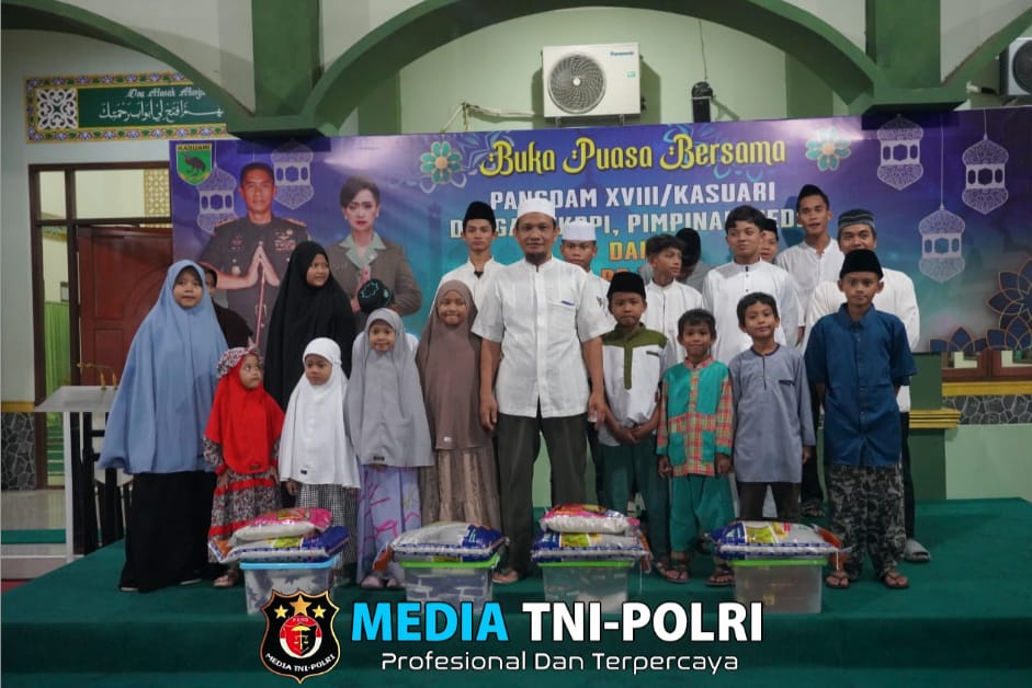 Semangat Kekeluargaan, Pangdam Kasuari Buka Puasa Bersama dengan FKPPI, Pimpinan Media, Persit serta Prajurit dan PNS Kodam XVIII/Kasuari