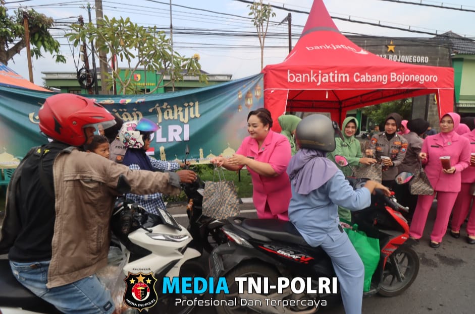 Kompak, Bhayangkari dan Persit Bagikan Takjil kepada Masyarakat di Bojonegoro