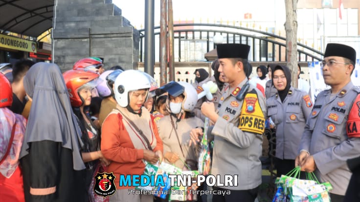 Ramadhan Kareem, Kapolres Bojonegoro bersama Polwan Berbagi Takjil