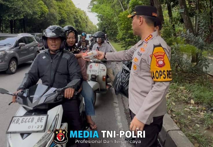 Gandeng Tokoh Masyarakat, Polresta Pontianak Bagikan 10.000 Paket Takjil Gratis di Bundaran Degulis Untan