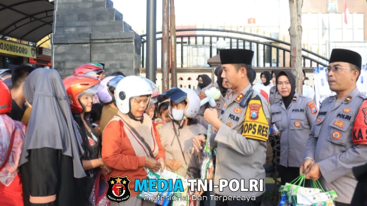 Ramadhan Kareem, Kapolres Bojonegoro bersama Polwan Berbagi Takjil