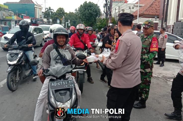 Koramil 03/Serengan & Polsek Gandeng FKPPI Bagikan 100 Takjil Buka Puasa