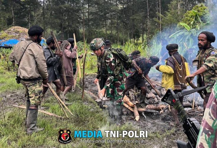 Satgas TNI Ikut Berpartisipasi dalam Kegiatan Bakar Batu di Kampung Amungi Distrik Ilaga Utara