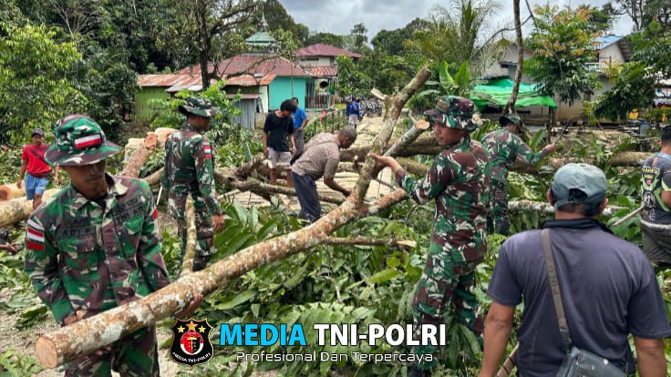 Aksi Peduli Lingkungan, Satgas Yonzipur 5/ABW Bersama Warga Kerja Bakti Tebang Pohon Demi Keamanan dan Keindahan