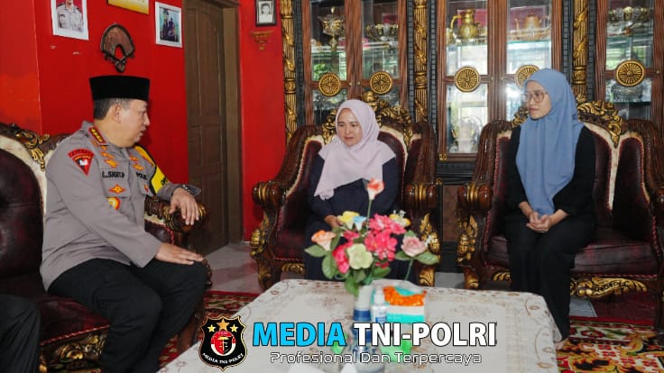 Momen Hangat Kapolri Kunjungi Keluarga AKP Anm Lusiyanto, Ungkap Dukacita Mendalam