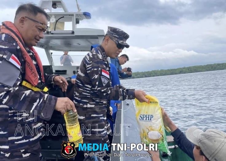 Berbagi di Bulan Ramadhan, TNI AL Bagikan Sembako untuk Nelayan di Perairan Maumere