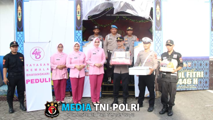 Bhayangkari Peduli Polda Kalbar Kunjungi Pos OPS Ketupat Kapuas 2025 Dan Bagi Takjil Kepada Para Pengendara