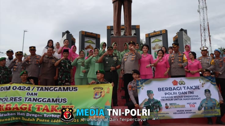 Polres Tanggamus dan Kodim 0424/TGM Bagikan Takjil ke Pengguna Jalan serta Gelar Baksos di Masjid