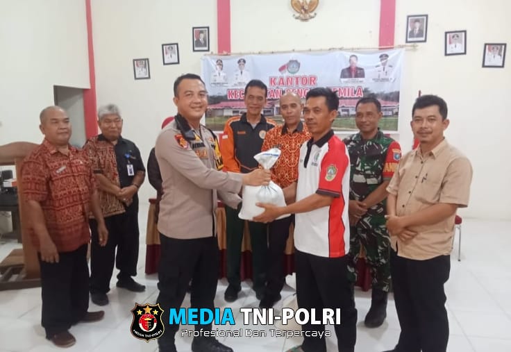 Kapolsek Sengah Temila Hadiri Penyerahan Bantuan Beras bagi Korban Banjir