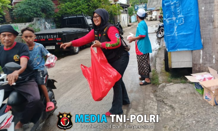 Kaperwil Media TNI POLRI Jawa Barat Bagikan Takjil Kepada Pengendara Motor