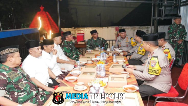 Sinergitas TNI – Polri Dan Jajaran Forkopimda Blitar Raya Gelar Sahur Bersama