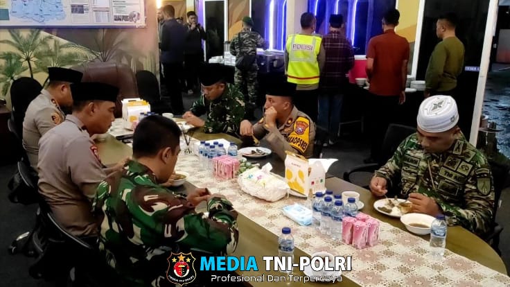 Perkuat Sinergi, TNI-Polri Malang Sahur Bersama di Pos Pantau Karanglo