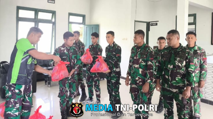 Semarakkan Hari Raya Idul Fitri 1416 H Dengan Pemberian Bingkisan Lebaran Kepada Prajurit Yonif 762/VYS