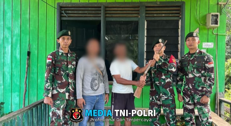 Hasil Pendekatan Humanis, Satgas Pamtas Yonarmed 11 Kostrad Terima Penyerahan Senjata Rakitan dari Warga