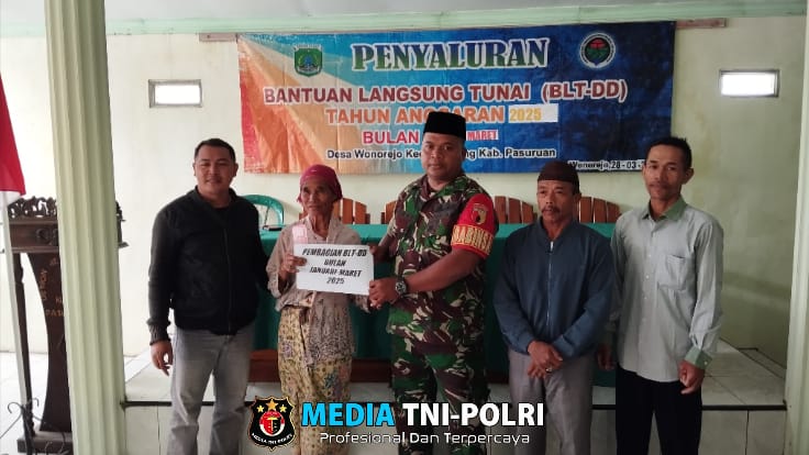 Babinsa Koramil 0819/09 Lumbang Dampingi Penyaluran BLT-DD Pada Warga