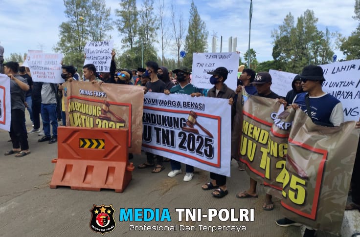 Warga Bekasi Tunjukkan Dukungan untuk TNI, Aksi Spontanitas Berlangsung Meriah dan Tertib