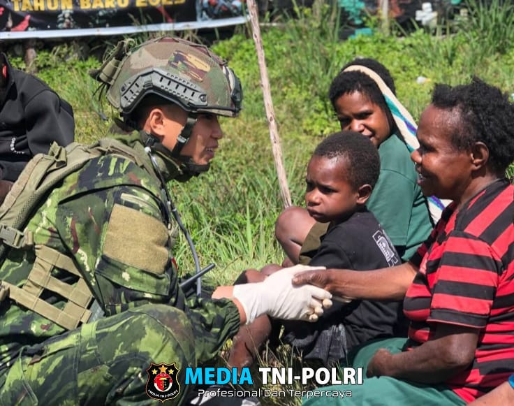Pos Satgas TNI Didatangi Warga Kampung Gigobak untuk Pemeriksaan Kesehatan dan Pengobatan