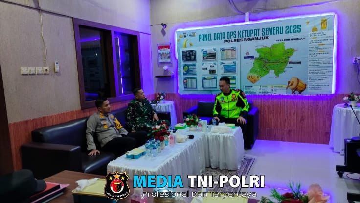 Kapolres Nganjuk dan Dandim 0810/Nganjuk Gelar Sahur On The Road, Pantau Arus Mudik Via CCTV