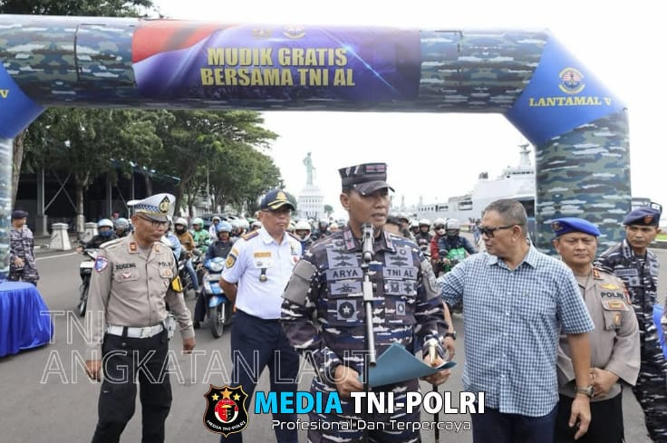 Mudik Gratis Menggunakan KRI Banjarmasin -592 Sebanyak 315 Pemudik Turun di Surabaya