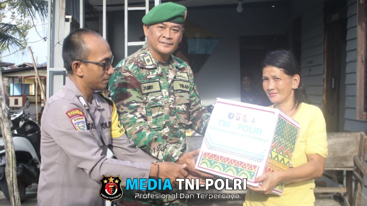 Berbagi Kebahagiaan Jelang Lebaran, TNI-Polri di Kalbar Salurkan Seribu Paket Sembako Untuk Masyarakat
