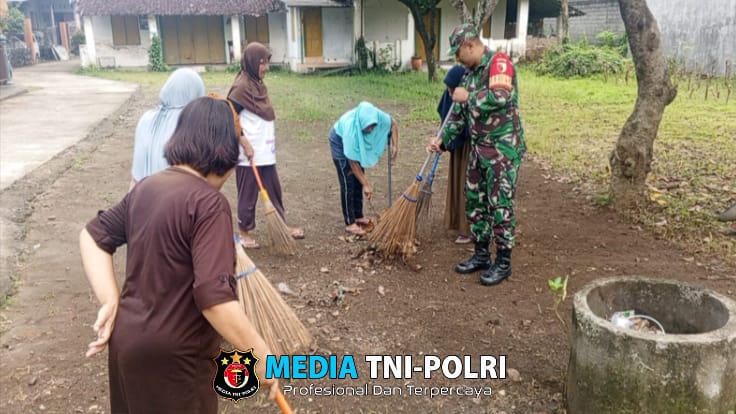 Pastikan Sholat Idul Fitri Nyaman, Babinsa Bersama Warga Desa Tlogo Bersihkan Lingkungan Masjid