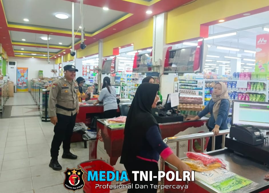 Patroli di Pusat Perbelanjaan Menjadi Target Polsek Ngabang Untuk Meminimalisir Tindak Kejahatan Menjelang Idul Fitri