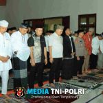 Kapolres Tulang Bawang Barat Laksanakan Sholat Idul Fitri bersama Personil dan Warga