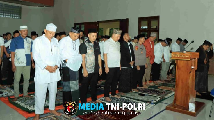 Kapolres Tulang Bawang Barat Laksanakan Sholat Idul Fitri bersama Personil dan Warga
