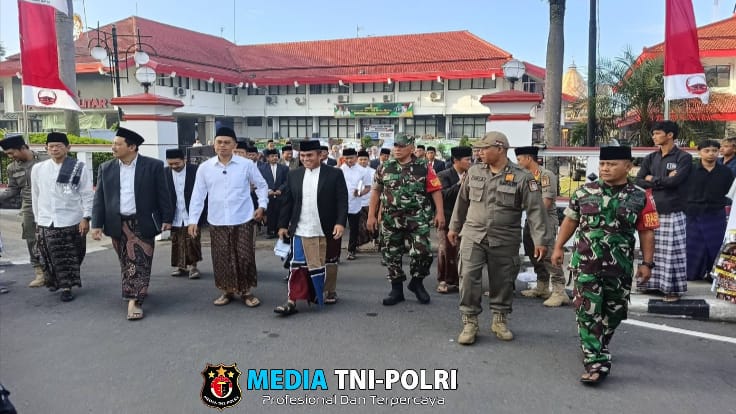 Dandim 0808 Bersama Forkopimda Kota Blitar Laksanakan Sholat Idul Fitri 1446 H di Masjid Agung
