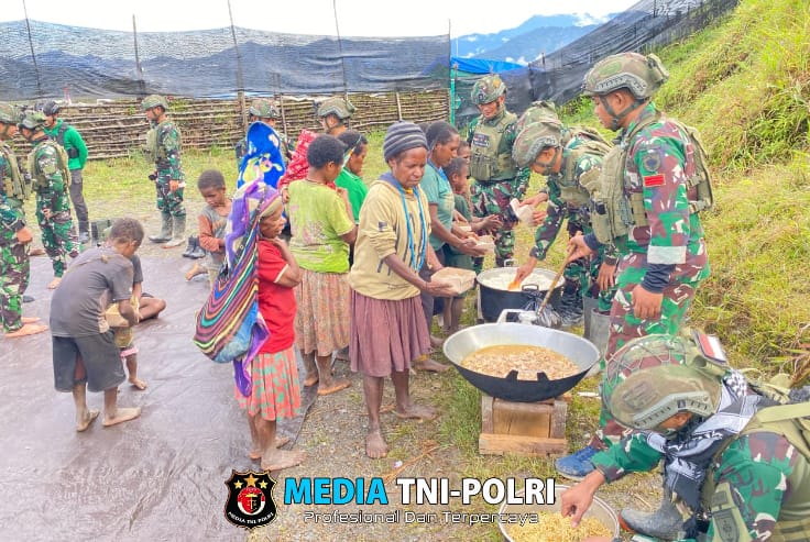 Silaturahmi Idul Fitri Satgas TNI di Puncak Berbagi Kebahagiaan dengan Warga Mage’abume