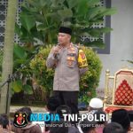 Dekat dengan Masyarakat, Kapolres Lampung Tengah Sholat Ied Berjamaah di Ponpes Rowdhotul Alimir Robbaniy Yukum Jaya