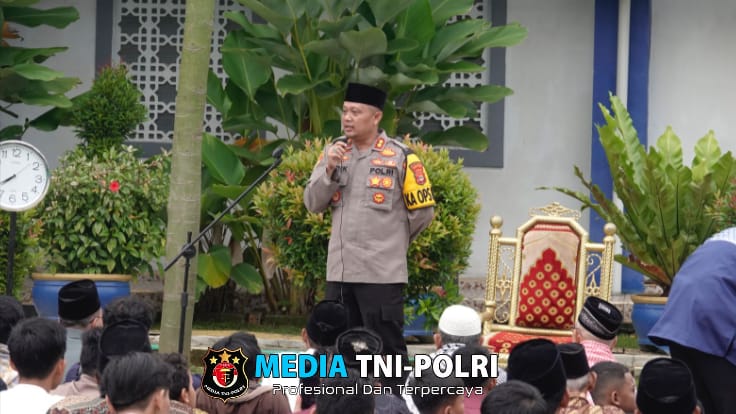 Dekat dengan Masyarakat, Kapolres Lampung Tengah Sholat Ied Berjamaah di Ponpes Rowdhotul Alimir Robbaniy Yukum Jaya