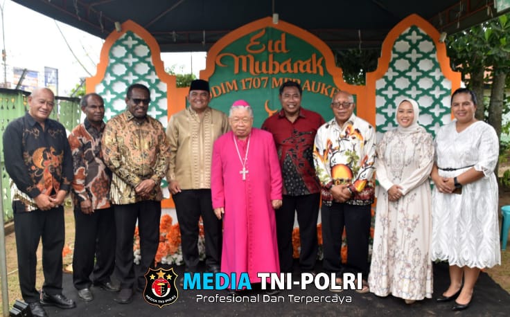Antusias Masyarakat Merauke Ikuti Sholat Idul Fitri 1446 H di Makodim 1707