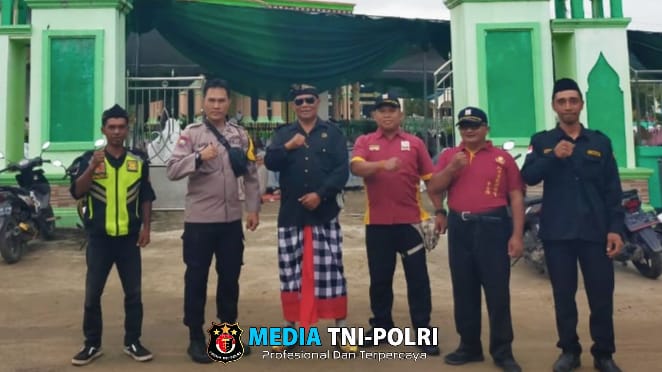 Wujud Toleransi, Pecalang Hindu dan Polisi Bersinergi Amankan Sholat Idul Fitri di Lampung Tengah