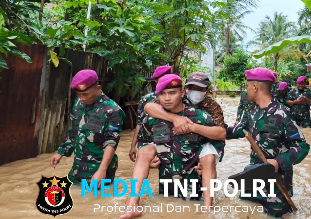 Aksi Sigap, Prajurit Yonif 9 Marinir Bantu Evakuasi Warga Yang Terdampak Banjir di Pesawaran Lampung