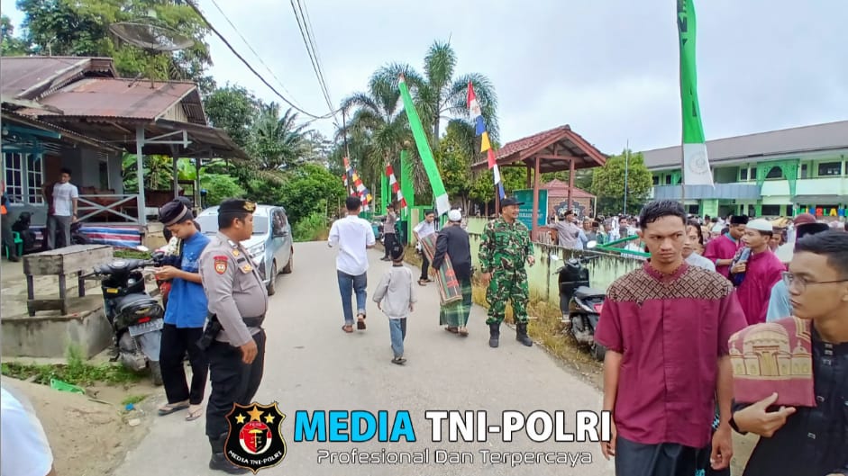 Kapolsek Menyuke Melaksanakan Pengamanan Sholat ied
