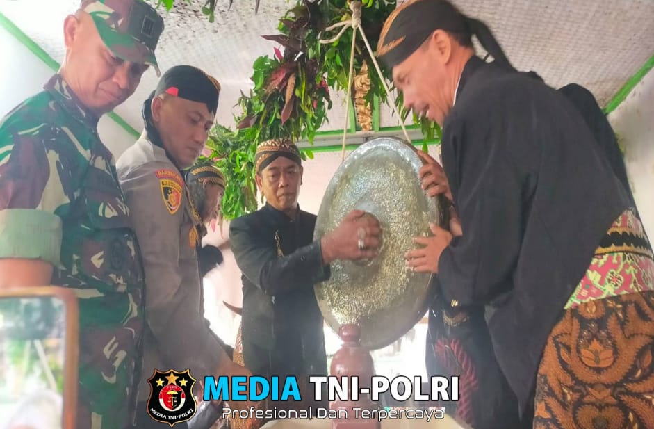Sinergitas TNI – Polri Koramil Sutojayan Pengamanan Upacara Budaya Adat Jamasan Kyai Pradah