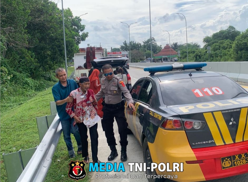 Mudik Aman Keluarga Nyaman, Personel Pospam Rest Area 163 A Gunung Batin Bantu Pemudik Lansia yang Kendaraannya Mogok di Tol