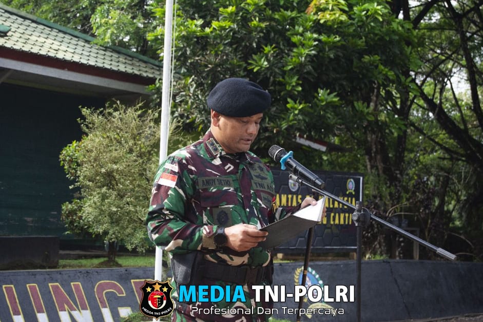 Komandan Satuan Tugas Pengamanan Perbatasan (Dansatgas Pamtas) RI-Malaysia Yonkav 12/BC Pimpin Langsung Upacara Kenaikan Pangkat