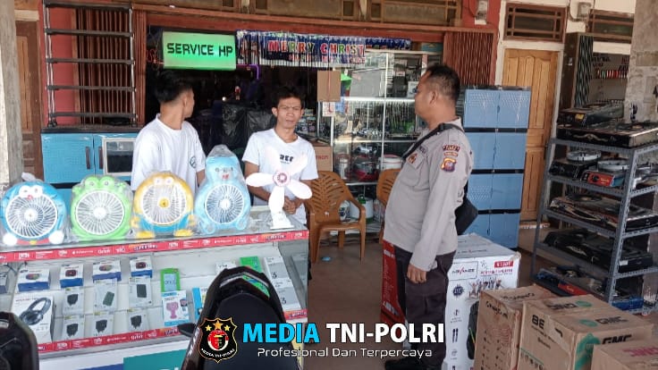 Cegah Gangguan Kamtibmas , Personil Polsek Mempawah Hulu Patroli Dialogis di Pasar Karangan