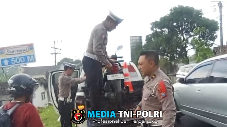 Bantu Pemudik, Polisi Angkut Motor Mogok di Jalan Raya Probolinggo