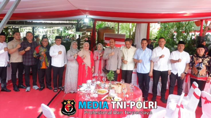 Sinergi, Kebersamaan, dan Harmoni di Bumi Khatulistiwa, Kapolda Kalbar Bersama Forkopimda Silaturahmi Halal Bihalal di Kediaman Bupati Kubu Raya