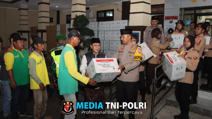 Ketua PCNU Kota Kediri Apresiasi Kepedulian Polisi Berbagi 1000 Paket Lebaran Untuk Warga