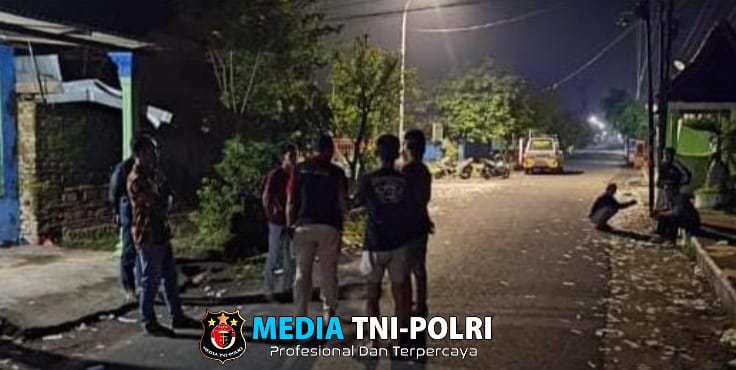 Anggota Pos Pam Kertosono Tetap Siaga Hadapi Arus Balik di Tengah Hujan